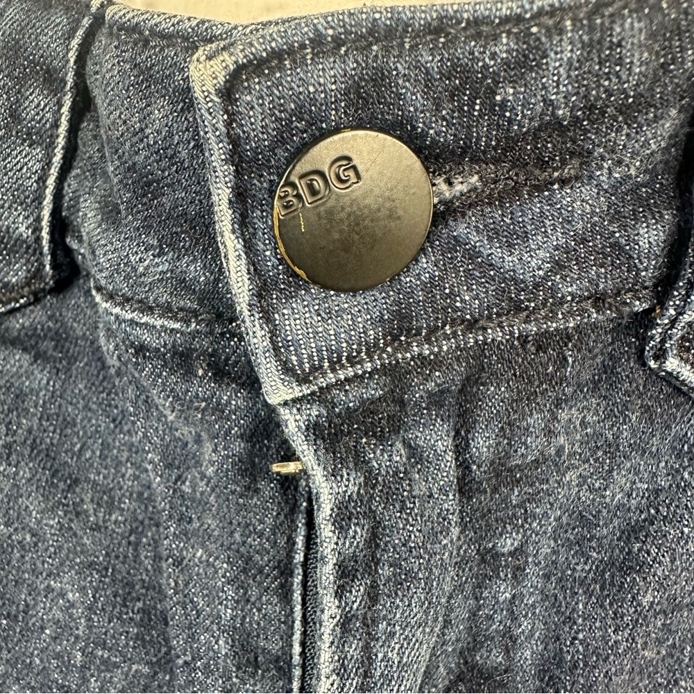BDG DARK WASH EMBROIDERED MID-RISE BOHO FESTIVAL SHORTS SIZE(29) - Picture 6 of 7